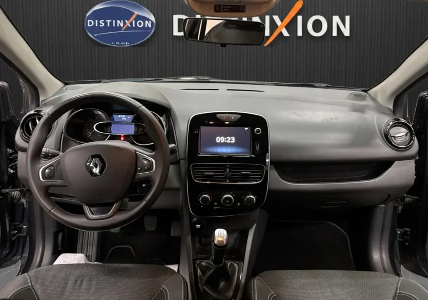 Vue intérieure avant de la Renault Clio IV 1.5 DCI 90 ch avec tableau de bord gris et volant multifonction.