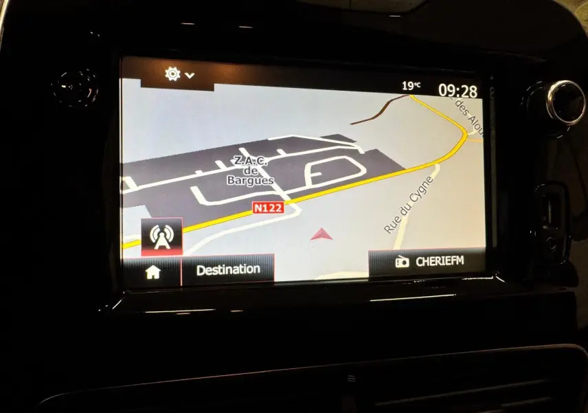 Écran GPS de la Renault Clio IV 1.5 dCi 90 ch montrant une carte avec itinéraire et options radio à 09h28.