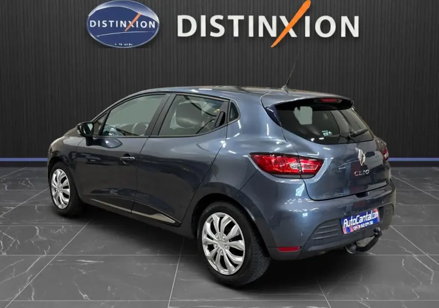 Renault Clio IV gris foncé métal vue 3/4 arrière droit, avec attelage et jantes alliage.
