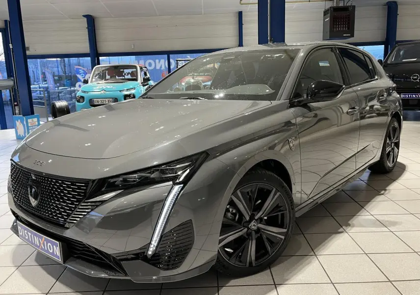 Peugeot 308 gris selenium vue 3/4 avant droit avec calandre noire vernie et jantes alliage 18'' Kamakura.