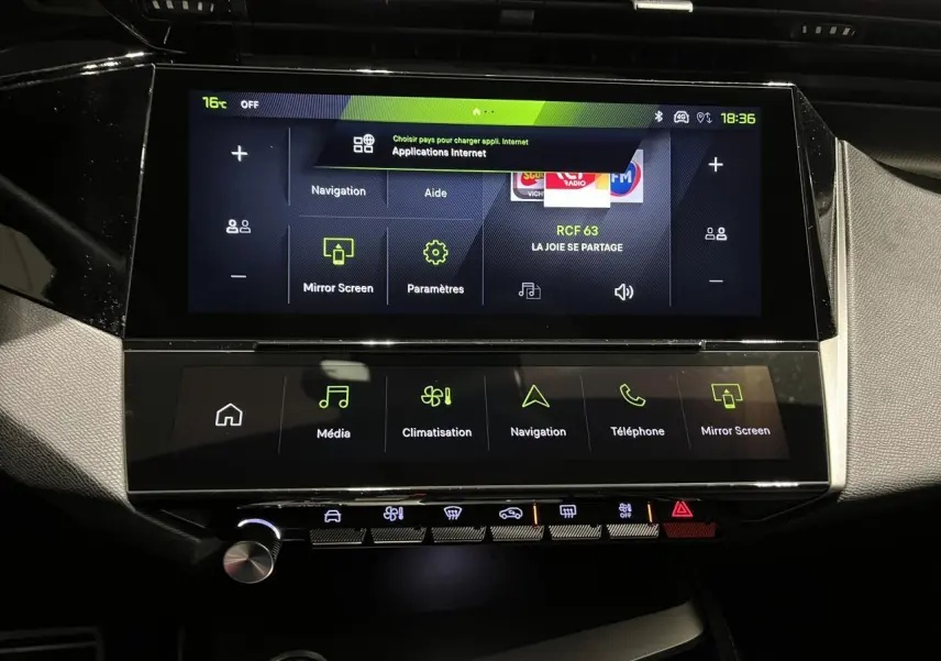 Vue rapprochée de la console centrale tactile noire du Peugeot 308 GT 2024 avec affichage des menus multimédia et navigation.