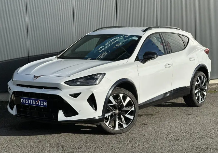 Vue 3/4 avant droite d'un CUPRA Formentor blanc Neige avec jantes alliage 19'' Sandstorm et vitres teintées.