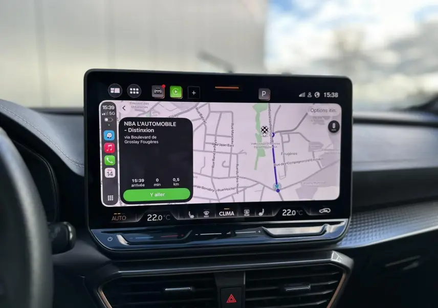 Écran tactile HD 12,9'' du système de navigation dans l'habitacle du CUPRA Formentor blanc Neige 2025.