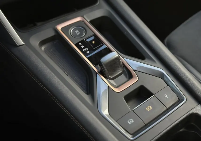 Vue rapprochée de la console centrale du CUPRA Formentor blanc Neige 2025, mettant en valeur la commande de boîte automatique DSG7.