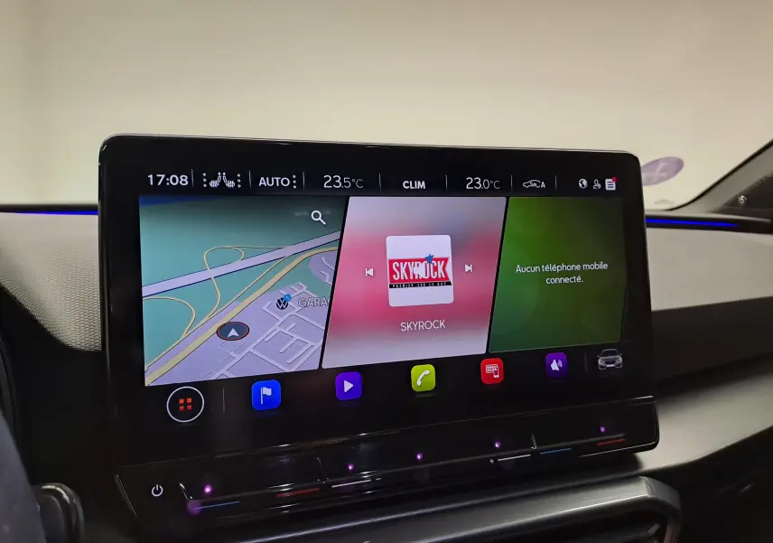 Écran tactile central de la CUPRA Leon 2023 affichant navigation, radio Skyrock et climatisation à 23°C, intérieur moderne.