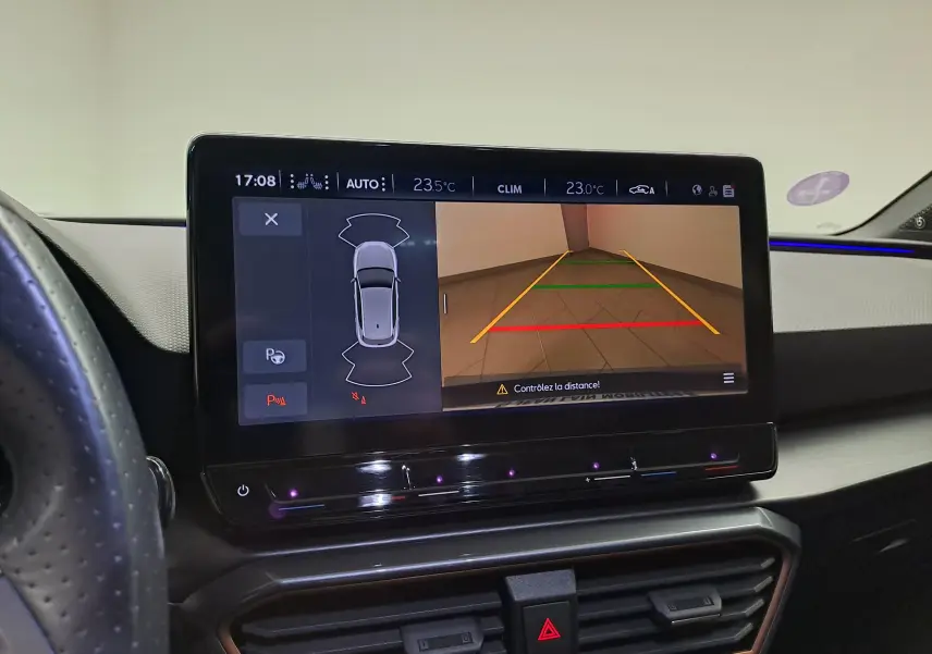 Écran tactile intérieur affichant la caméra de recul et l’aide au stationnement dans une CUPRA Leon Noir Minuit 2023.