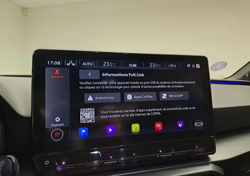 Vue rapprochée de l’écran tactile central du CUPRA Leon 2023 affichant les options de connectivité Android Auto et Apple CarPlay.