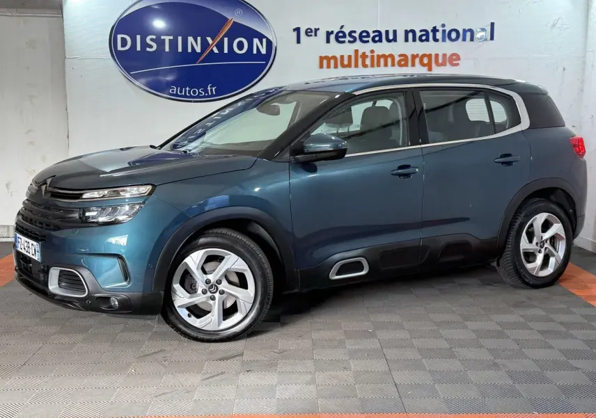 Citroën C5 Aircross bleu en profil droit, avec jantes alliage et détails noirs contrastants, en intérieur showroom.