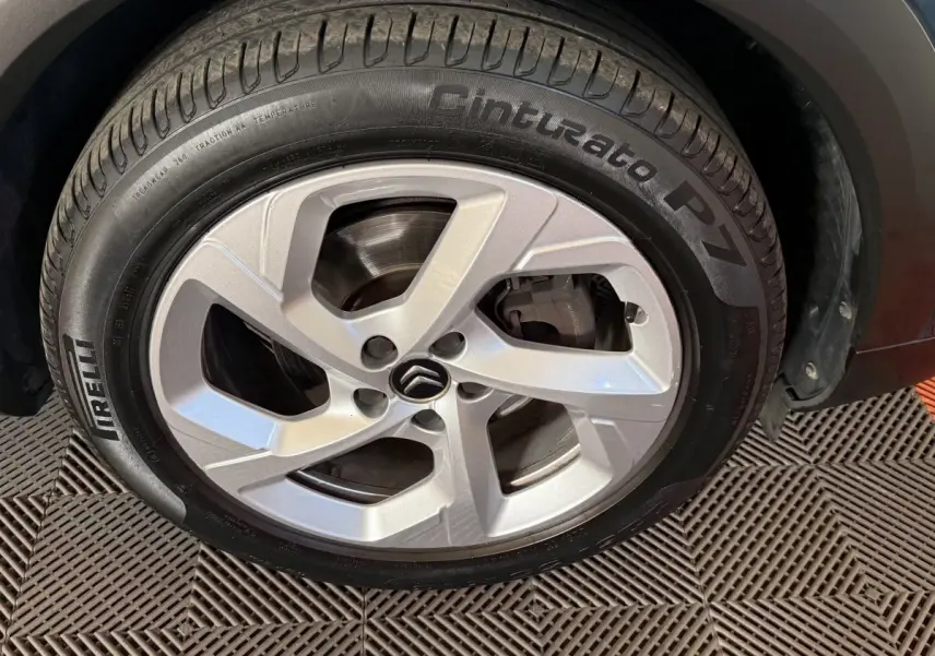 Gros plan sur la roue avant droite du Citroën C5 Aircross bleu avec jante alliage et pneu Pirelli Cinturato P7.