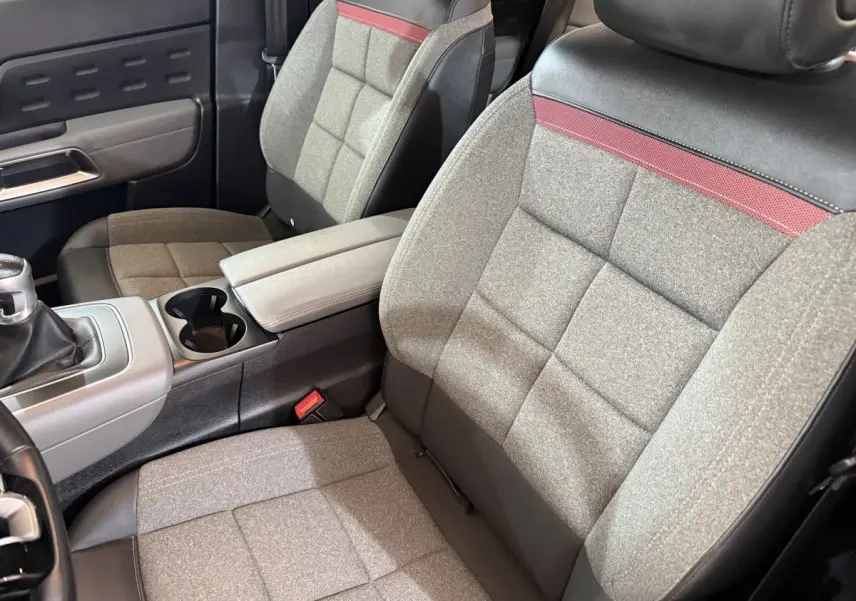 Vue rapprochée des sièges avant gris et noirs avec bande rouge du Citroën C5 Aircross 2021, version Business.