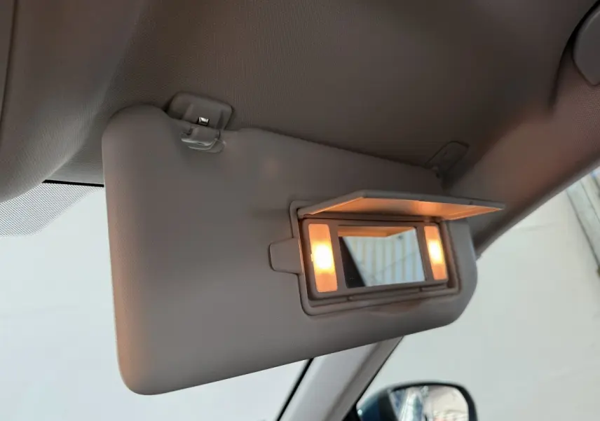 Détail intérieur montrant le pare-soleil beige avec miroir éclairé côté conducteur du Citroën C5 Aircross 2021.