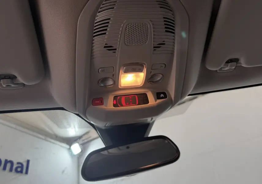 Plafonnier avant allumé avec commandes SOS et éclairage, vue intérieure du Citroën C5 Aircross bleu 2021.