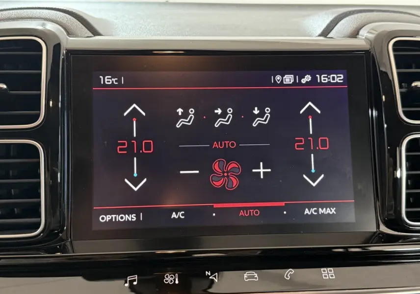 Écran tactile central du tableau de bord du Citroën C5 Aircross bleu, affichant la climatisation à 27°C en mode auto.