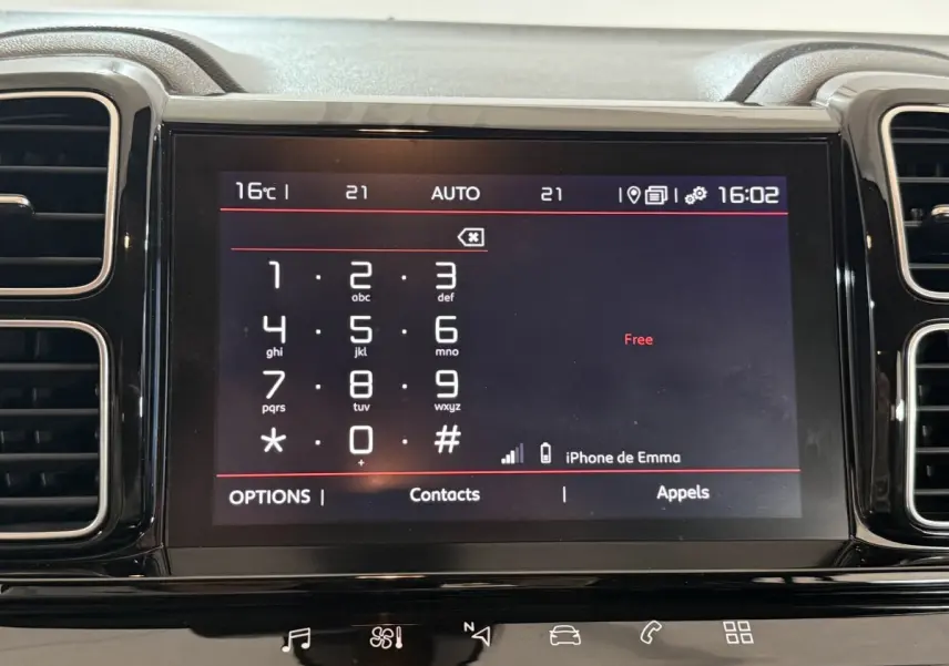 Écran tactile central du tableau de bord du Citroën C5 Aircross bleu, affichant le clavier téléphonique en mode connecté.