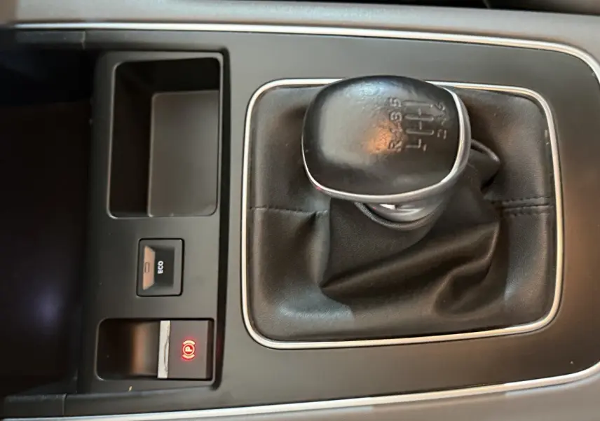 Gros plan sur la commande de boîte manuelle cuir et bouton frein électrique du Citroën C5 Aircross bleu, console centrale.