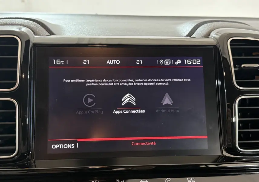 Écran tactile central du tableau de bord du Citroën C5 Aircross, affichant les options de connectivité Apple CarPlay et Android Auto.