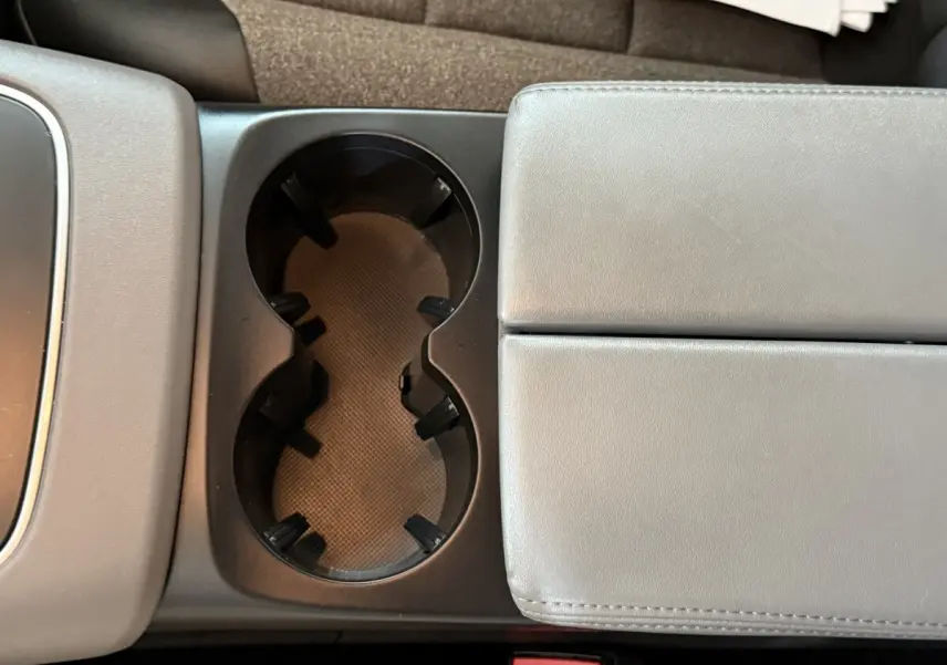 Gros plan sur le porte-gobelets et l'accoudoir gris clair de l'habitacle du Citroën C5 Aircross 2021.