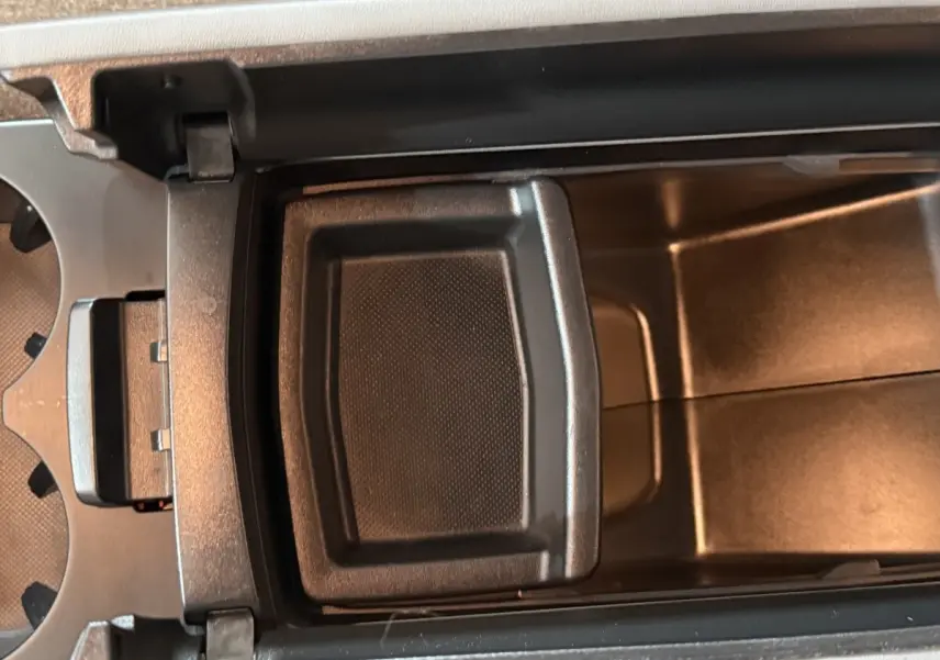 Vue en plongée sur le rangement central intérieur noir du Citroën C5 Aircross bleu, version Business 2021.