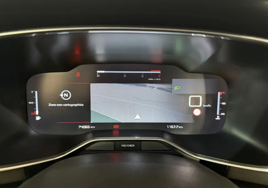 Affichage numérique du tableau de bord du Citroën C5 Aircross bleu, montrant la navigation et les indicateurs de vitesse et carburant.