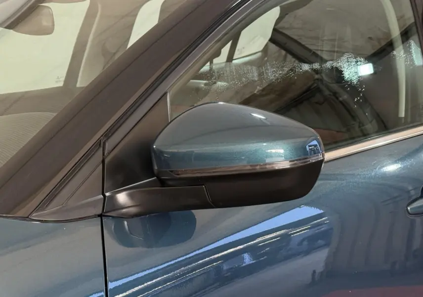 Gros plan sur le rétroviseur côté conducteur bleu métallisé du Citroën C5 Aircross 2021.