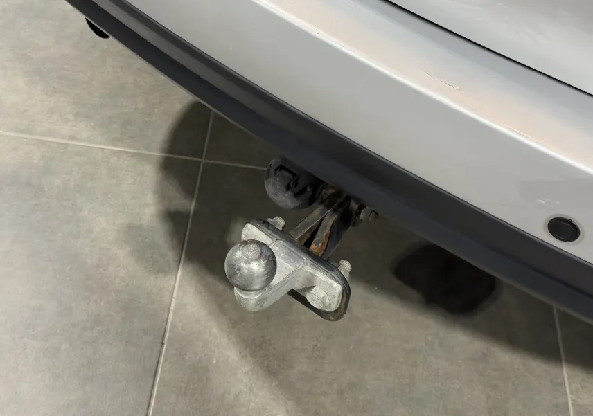 Gros plan sur l’attelage arrière gris d’un Dacia Duster 2011, mettant en valeur la boule d’attelage métallique.