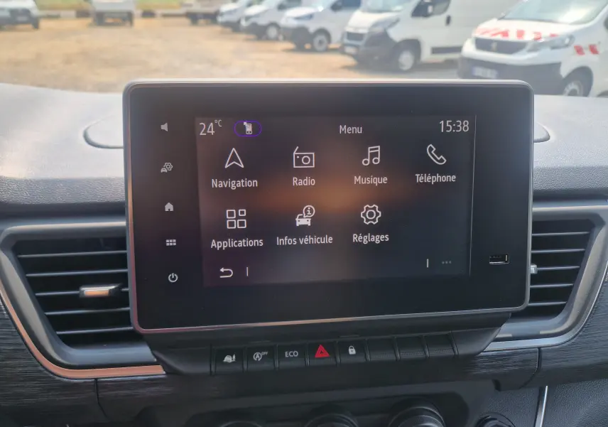 Écran tactile central du tableau de bord du Renault Trafic Combi noir, affichant le menu principal avec navigation et radio.