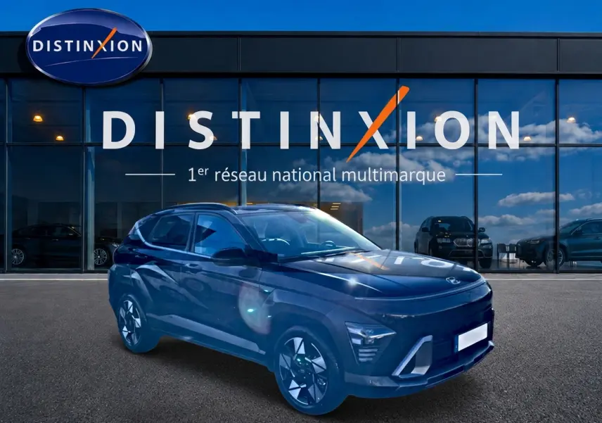 Hyundai Kona 1.6 GDI hybride noir en 3/4 avant droit, avec jantes alliage et feux LED distinctifs.