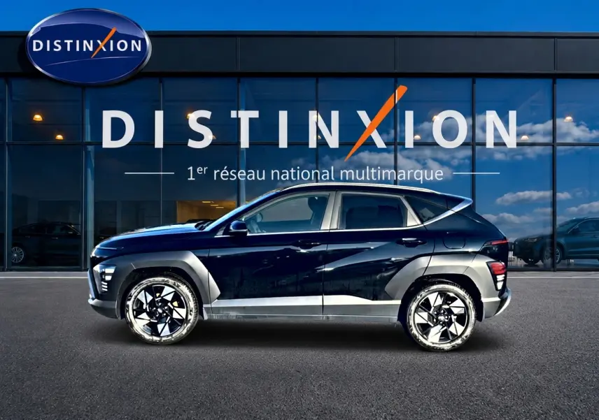 Hyundai Kona 2025 noir en profil gauche, avec jantes alliage 18 pouces et protections d'ailes gris foncé.