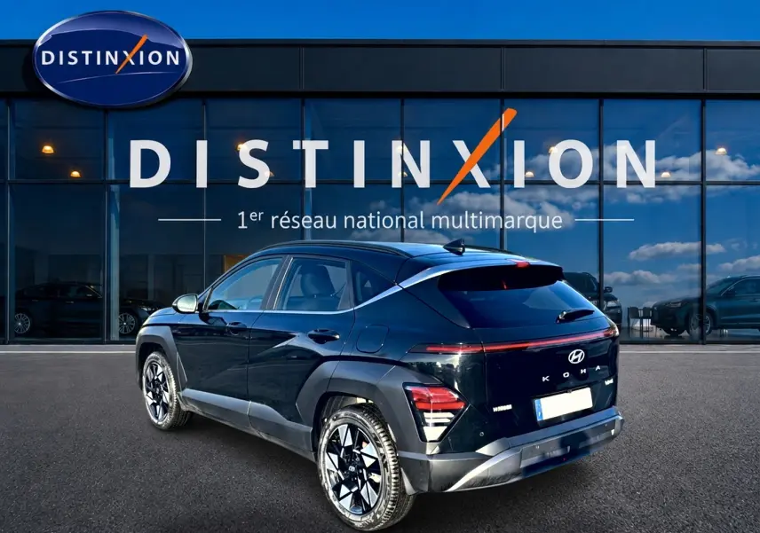 Vue 3/4 arrière droite d'un Hyundai Kona noir 2025 avec jantes alliage et bande lumineuse arrière à LED.