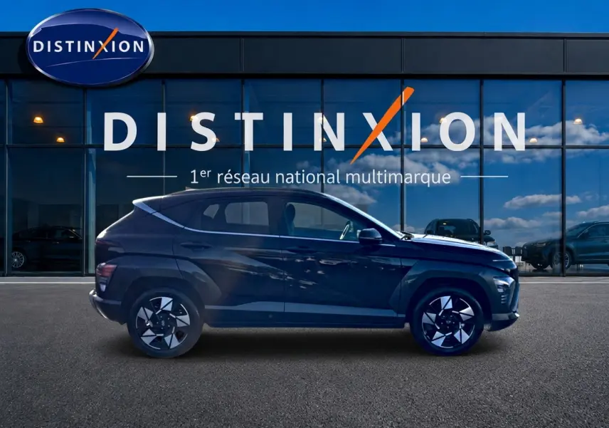 Hyundai Kona 2025 noir en profil droit devant une vitrine avec logo Distinxion en arrière-plan.