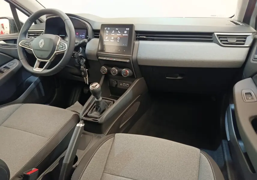 Intérieur de la Renault Clio 2024 vue de face, tableau de bord avec écran tactile et volant multifonctions noir.