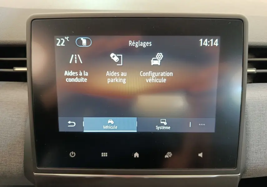 Écran tactile central de la Renault Clio 2024 affichant les réglages d’aides à la conduite et au parking.