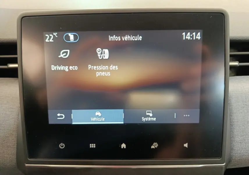 Écran tactile central de la Renault Clio blanc 2024 affichant les infos véhicule, température et heure.