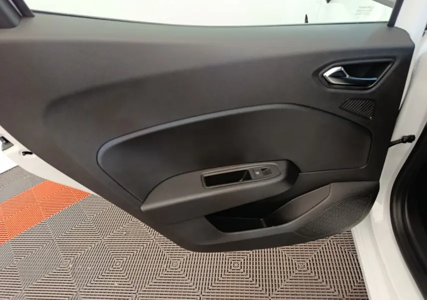 Vue intérieure de la porte avant droite noire d'une Renault Clio blanche 2024, avec poignée et commande de fenêtre.