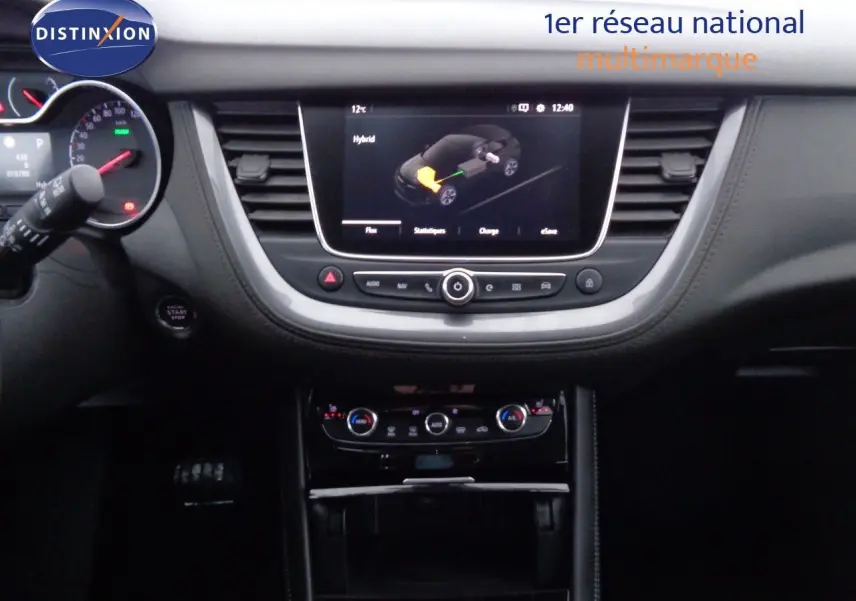 Vue rapprochée du tableau de bord de l’Opel Grandland X hybride, avec écran tactile affichant le mode hybride.