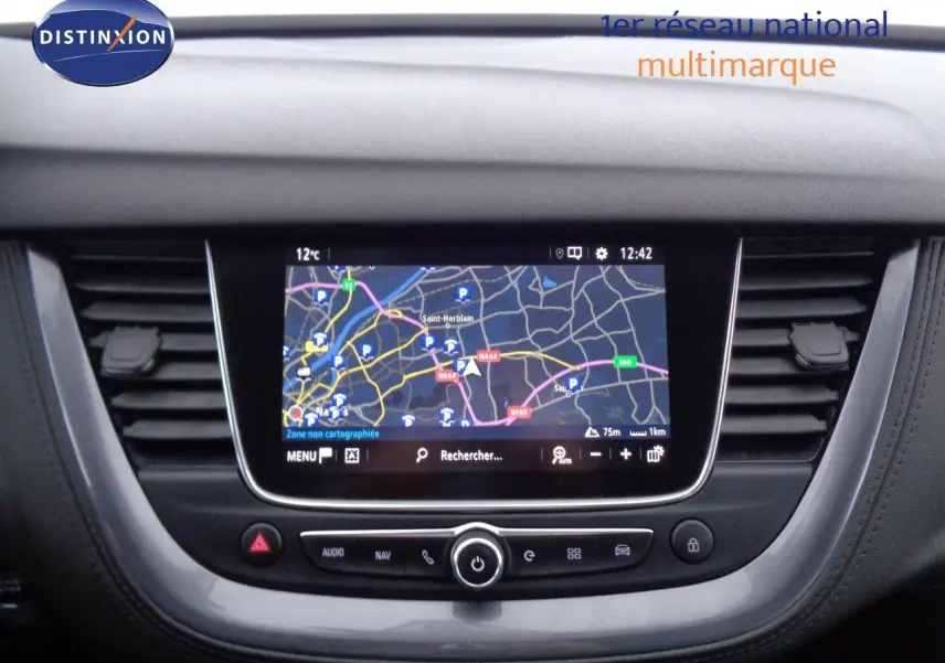 Écran tactile central du tableau de bord de l’Opel Grandland X blanc métal, affichant la navigation GPS.