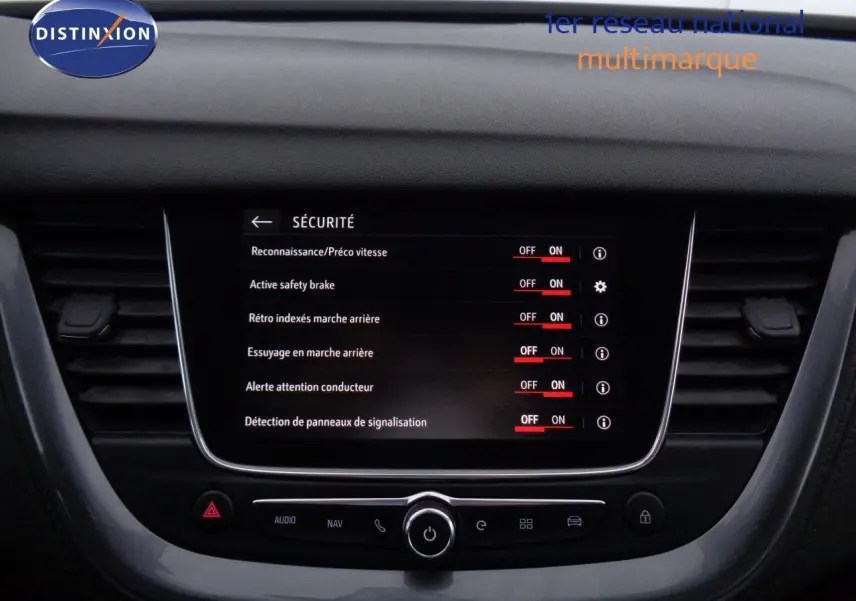Écran tactile central de l’Opel Grandland X blanc métal affichant les options de sécurité activées.