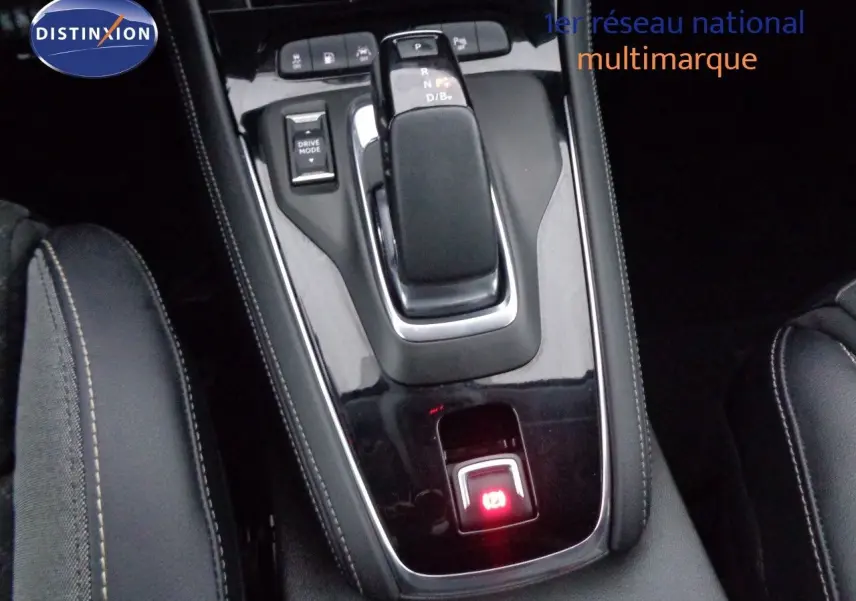 Vue rapprochée de la console centrale noire avec levier de vitesse et bouton frein à main électrique de l’Opel Grandland X blanc métal.