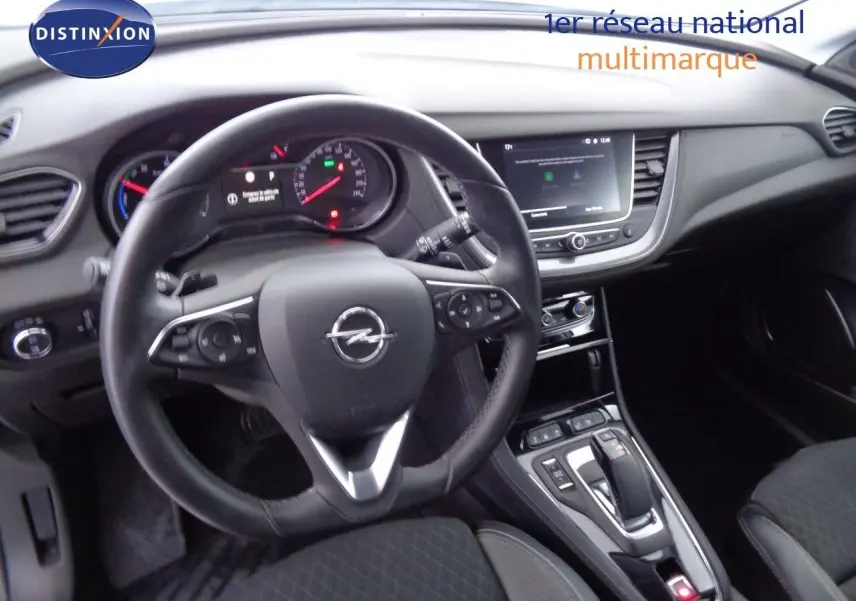 Intérieur noir de l’Opel Grandland X 1.6 Hybrid Turbo 2021, vue centrée sur le volant et la console centrale.