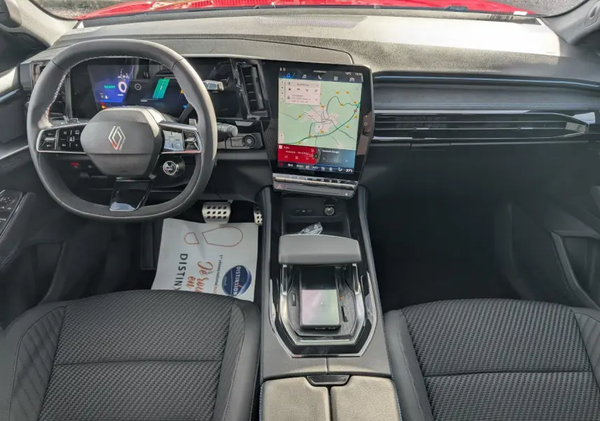 Vue intérieure frontale du Renault Austral Esprit Alpine 2025, avec tableau de bord noir et écran tactile central affichant la navigation.