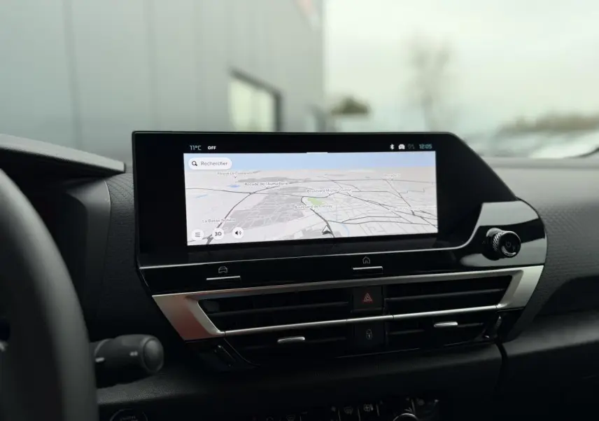 Vue intérieure centrée sur l’écran tactile GPS 10 pouces du tableau de bord de la Citroën C4 2025.