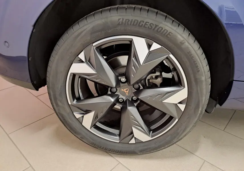 Gros plan sur la jante 19'' Spectrum usinée du côté gauche d'une CUPRA TERRAMAR Bleu Cosmos 2025.
