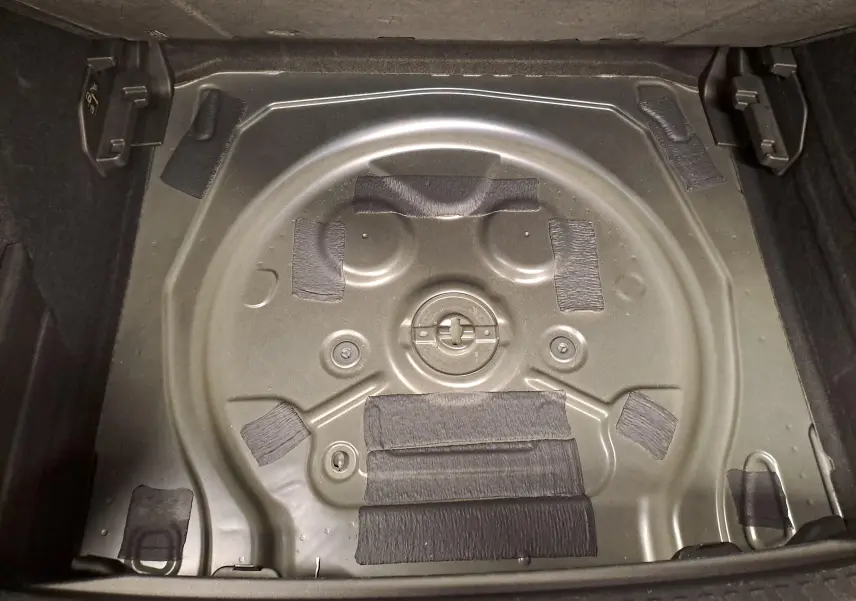 Vue plongeante sur le coffre ouvert d'une CUPRA TERRAMAR 2025, montrant l'emplacement de la roue de secours.