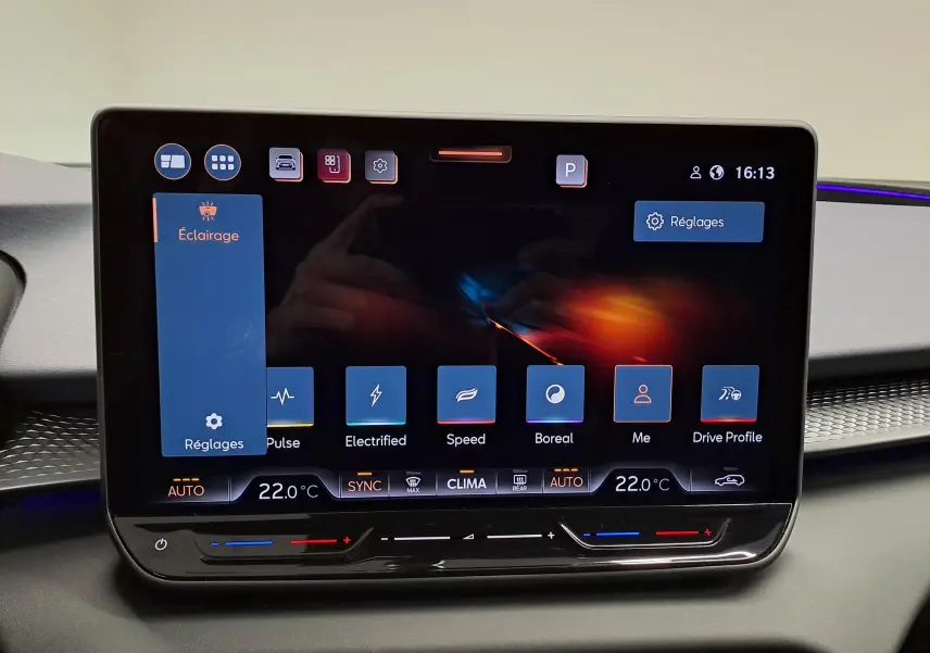 Écran tactile central du tableau de bord de la CUPRA TERRAMAR 2025 avec réglages climatisation et profils de conduite.