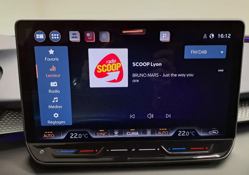 Écran tactile central du CUPRA TERRAMAR 2025 affichant la radio SCOOP Lyon et la climatisation à 22°C.