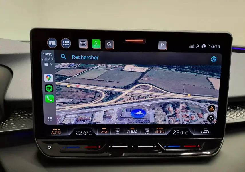 Vue intérieure de l'écran tactile du CUPRA TERRAMAR 2025 affichant la navigation avec carte satellite.