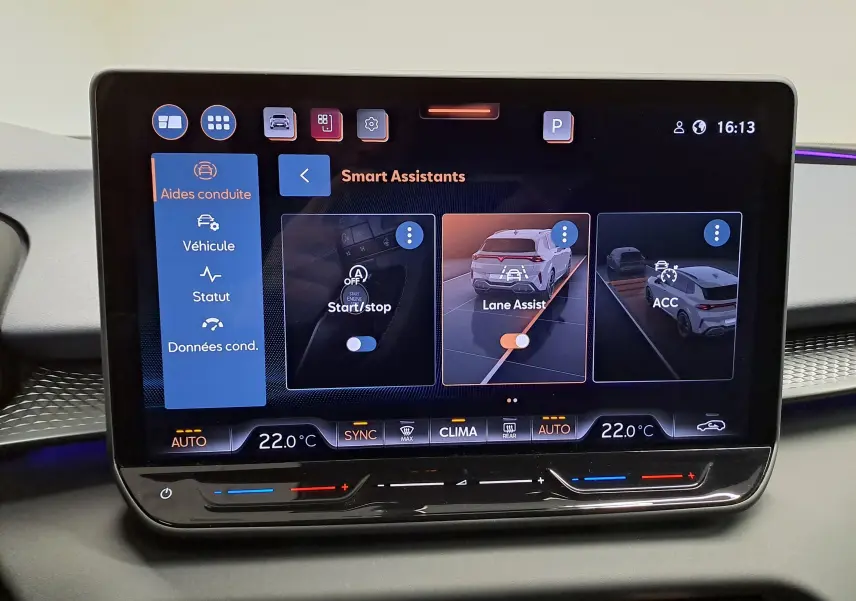 Écran tactile intérieur du CUPRA TERRAMAR 2025 affichant les assistants de conduite avec interface moderne et claire.