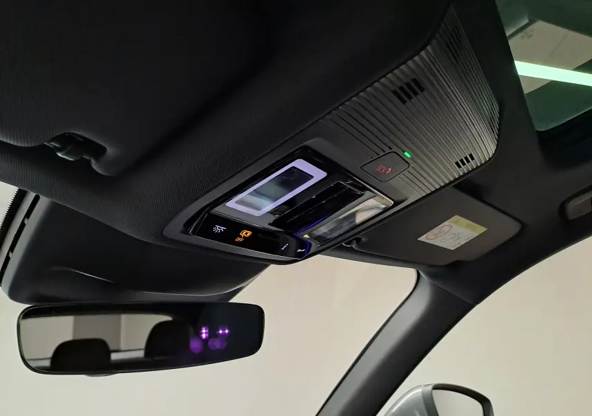 Vue intérieure du toit ouvrant panoramique et des commandes de plafonnier du CUPRA TERRAMAR 2025 en Bleu Cosmos.