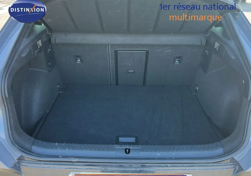 Coffre ouvert vu de l'arrière d'un CUPRA Formentor gris magnétique 2025, espace de chargement vide et tapis noir.