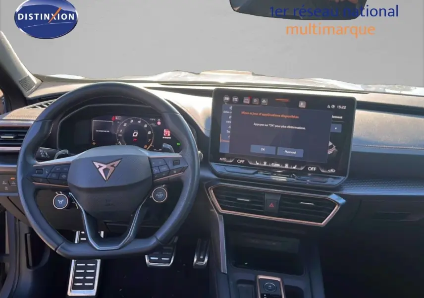 Vue intérieure centrée sur le volant et l’écran tactile du tableau de bord du CUPRA Formentor gris magnétique 2025.